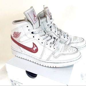 Air Jordans 1 mid in white/university red - size .8